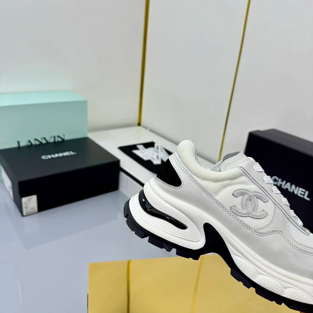 👟👟Ex-factory price 700👟👟 Chanel casual small leather shoes ~ original calfskin panda shoes Chanel 25C latest hot style panda black and white sports shoes casual sneakers small fragrance hot item classic black and white panda color coco girls must pay for it Fabric: original customized first-layer cowhide Inner: original imported breathable mesh lining Outsole: Original molded rubber + TPU combination Size: Women's 35-41